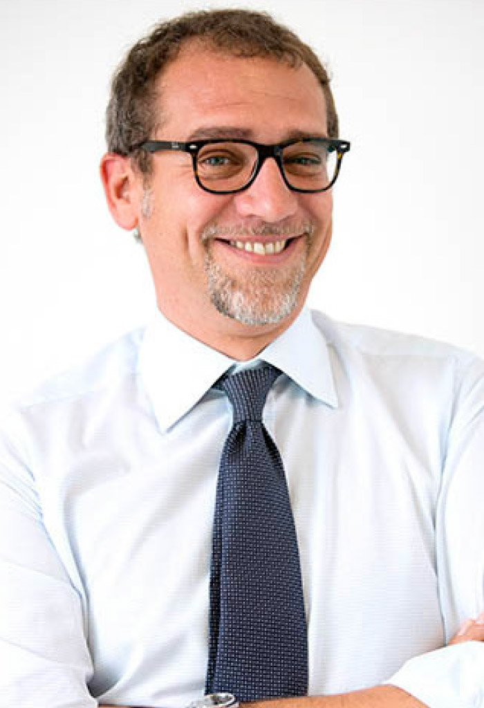Mezzobusto di Andrea Lazzari sorridente