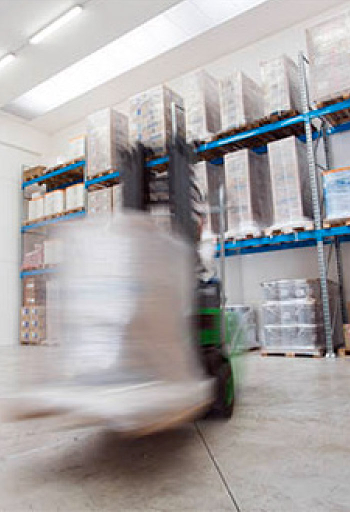 Magazzino con muletto in movimento