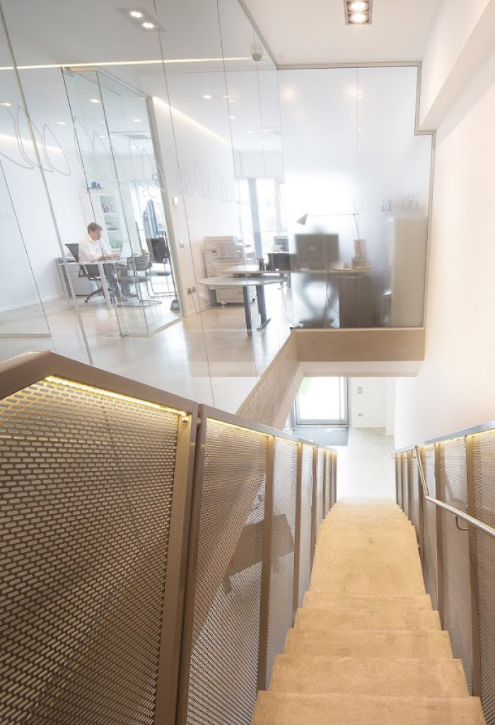 Vista uffici Lazzari Equipment, con persone al lavoro