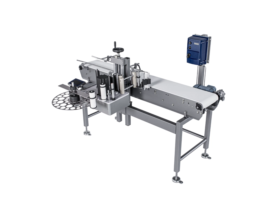 Scanvaegt BN2110 è una linea automatica per l’etichettatura laterale di prodotti alimentari confezionati, con velocità fino a 250 prodotti al minuto.