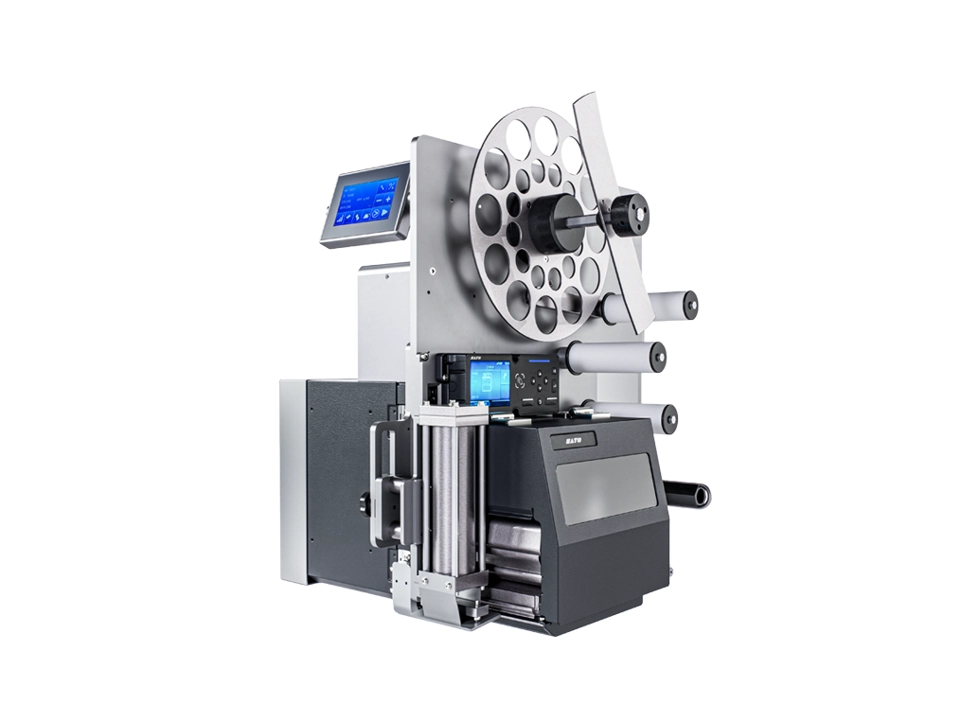 Scanvaegt BN1111 è un applicatore automatico di etichette per applicazioni superiori o laterali, compatto, preciso e facilmente integrabile nelle linee produttive.