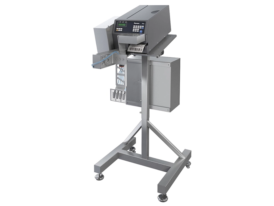 Scanvaegt SVA180 è un applicatore automatico per la stampa e l’etichettatura di cartoni e contenitori, con posizionamento flessibile e regolazione automatica dell’altezza.