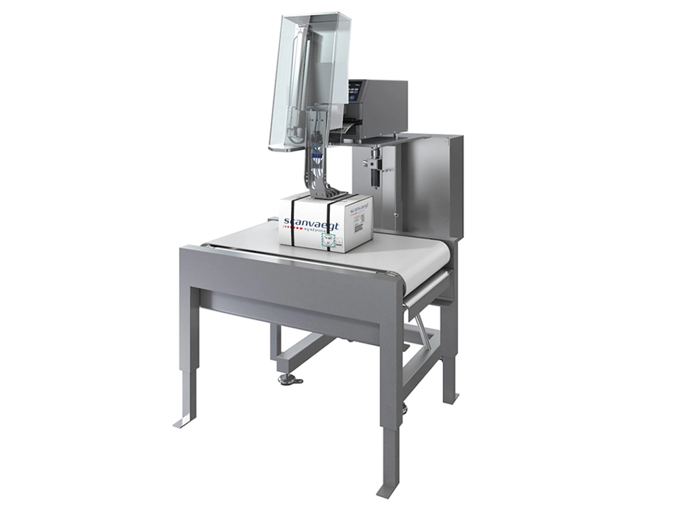 Scanvaegt SVA60 è un applicatore automatico compatto per l’etichettatura superiore o laterale di cartoni e confezioni alimentari, fino a 60 prodotti al minuto.