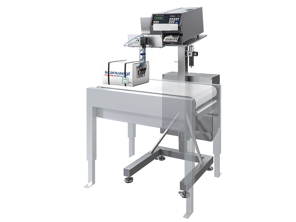 Scanvaegt SVA90 è un applicatore automatico per la stampa e l’etichettatura di cartoni e contenitori, con applicazione flessibile e velocità fino a 40 colli al minuto.